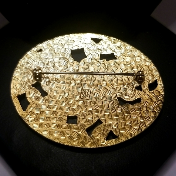 Fish & Crown Signed Vintage Gold Overlay Royal Blue Flower Etched Brooch - Picture 2 of 2